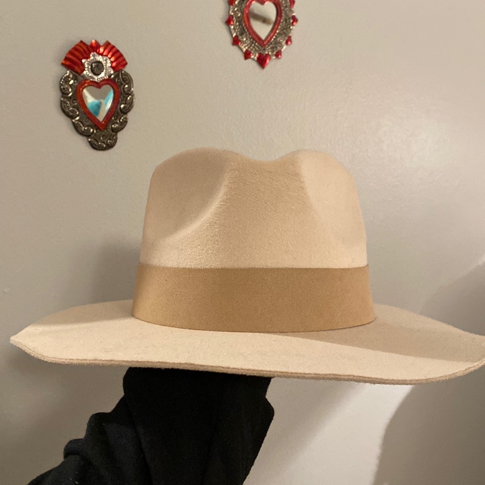 Theresa Foglia x Curateur hat